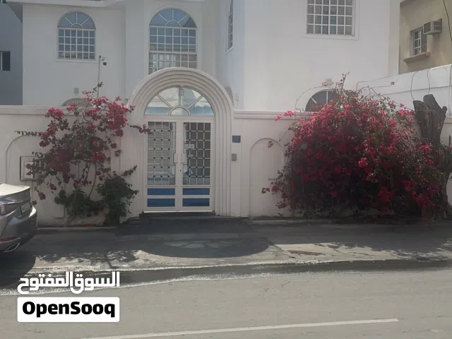 فيلا راقية مبنية على الطراز الأسباني , مع حوض سباحة خاص