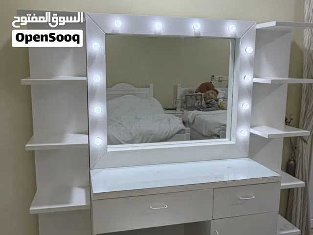 تسريحة مكياج مودرن بيضاء مع إضاءة LED + كرسي بحالة ممتازة جداً + رفوف + زجاج