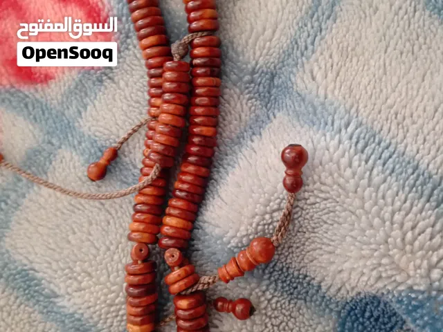 مسبحه مئة حبه لون روعه وجميل ويوجد عدادات