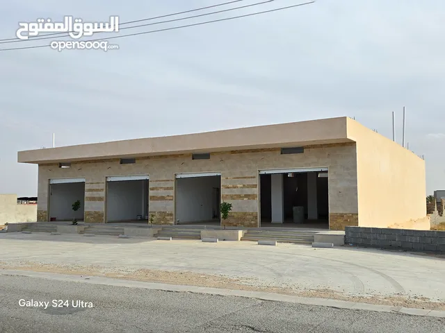 محلات 385م على أرض 1350م طريق المطار كوبري الفروسية - الكريمية