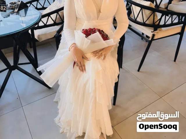 للبيع فستان خفيف  استخدام مره واحده فقط اوف وايت تل للبيع بسعر مغري جدا مناسب لأصحاب الذوق الرفيع