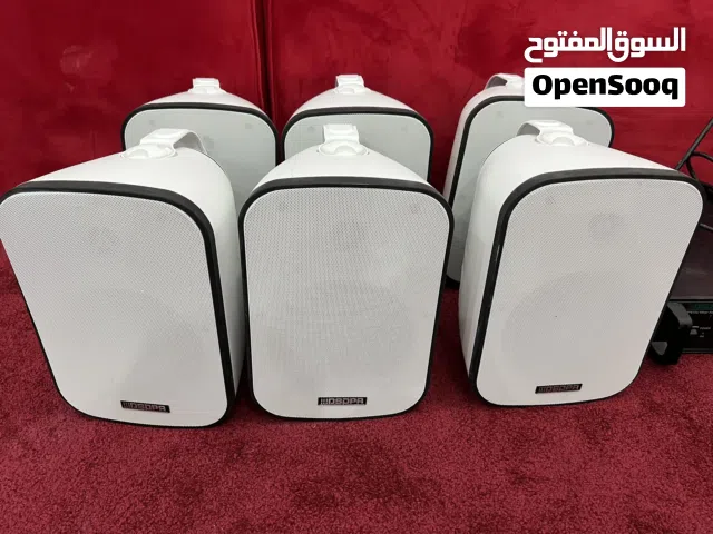 سماعات (40)واط قوية وصوتها عالي وصافي وناعم مثل سماعات المساجد ومعاها جهاز الاستقبال السستم شبه جديد