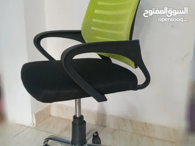 كرسي مكتبي بظهر شباك أقرأ الوصف