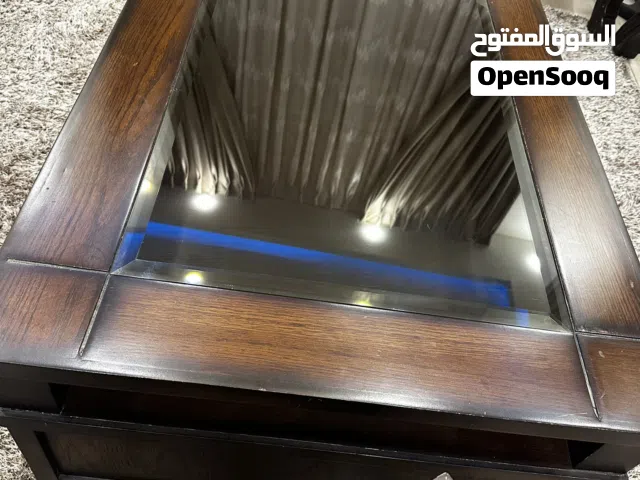 طاولات خشب و وجه قزاز