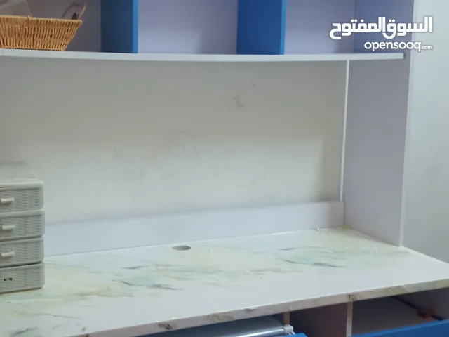 مكتب دراسه مع رأسيه و 6 رفوف وثلاث ادراج