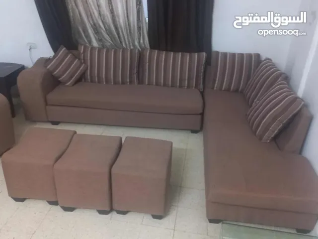 بصلاة على النبي طقمين كنب واحد ثقيل ونظيف معو طاولات عدد 3 بيتركبو على جنابو والثاني بحاجة صيانة ..