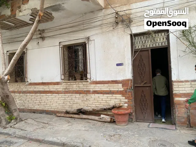 شقة للبيع دور الأرضي بها تلات غرف وصالون وحمام ومطبخ وجنان كبير ومنور ( صيانة حديثة والأوراق كامله )