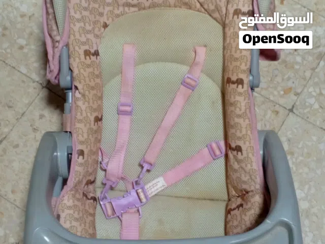 كرسي اطفال للبنات باللون الزهري بحالة ممتازة متين جدا قابل للفك والتعديل على وضعية الجلوس