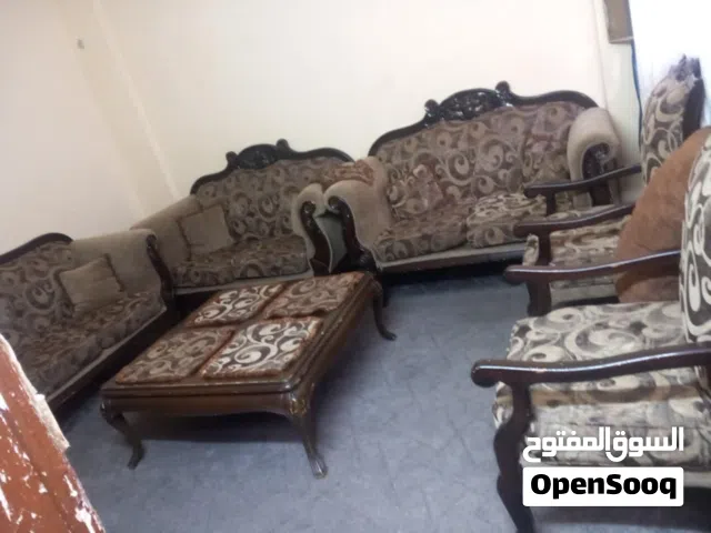 طقم كنب تسع مقاعد مع طاولة وسط