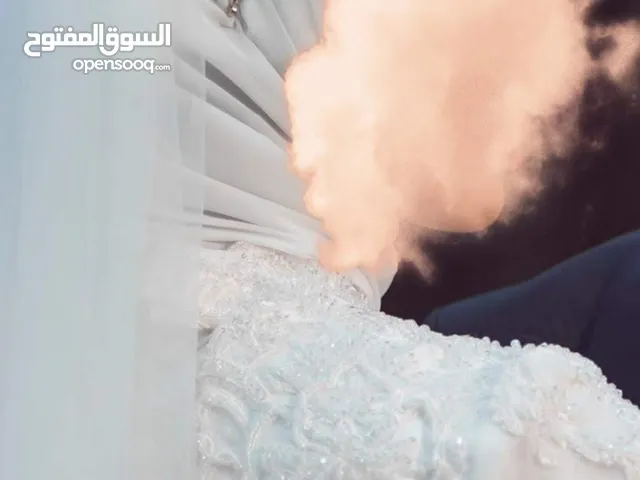 للبيع فستان