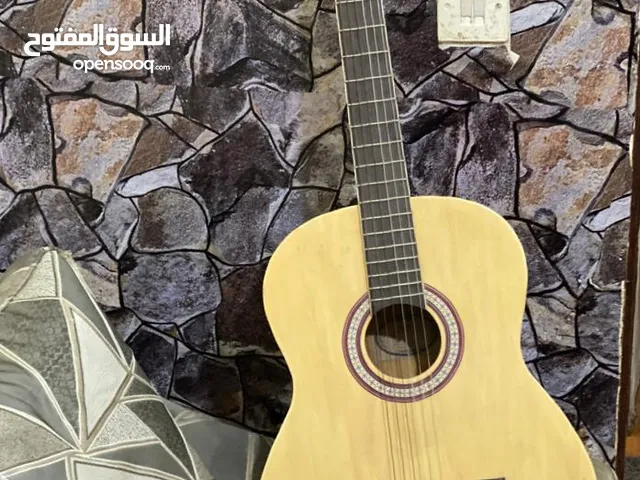 للبيع جيتار كلاسيكي ماركة شارد مع الشنطة