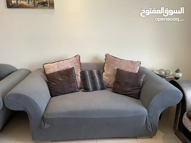 طقم كنب 3 كنبات 8 اشخاص تجي مع كفر حسب الطلب كفر او بدون مع الكوشات(قابل للتفاوض)