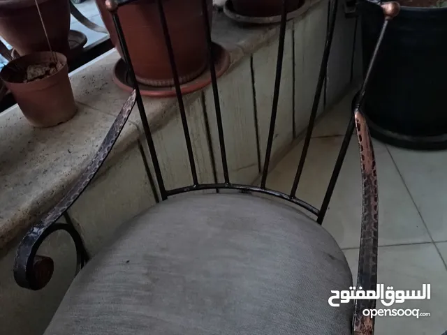 اثاث منزلي لخارج البيت أو للشرفه أو ترس خارجي مكون من طاوله حديد و 2 كرسي حديد مشغول بحاله جيده جدا