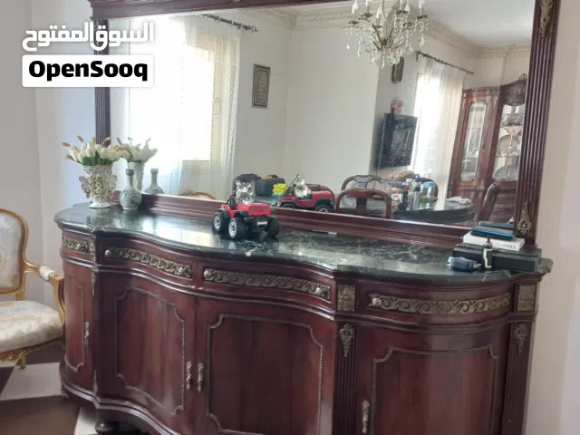 غرفة صفرا كبيرة