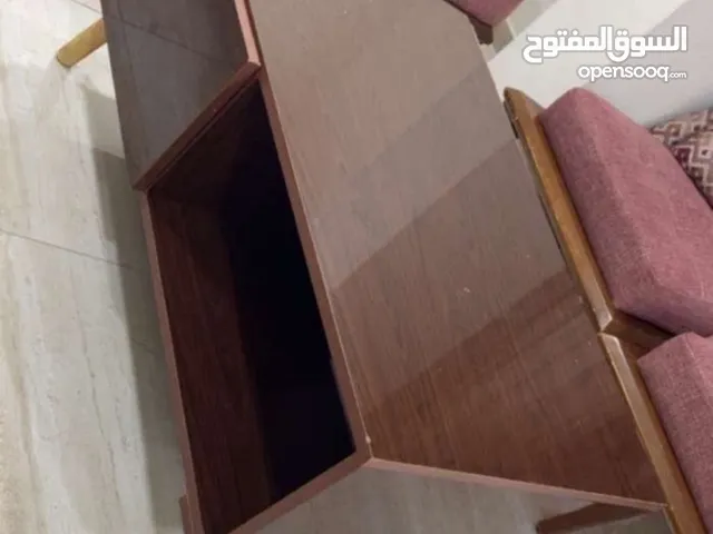 طاولة مع سجادة ممر