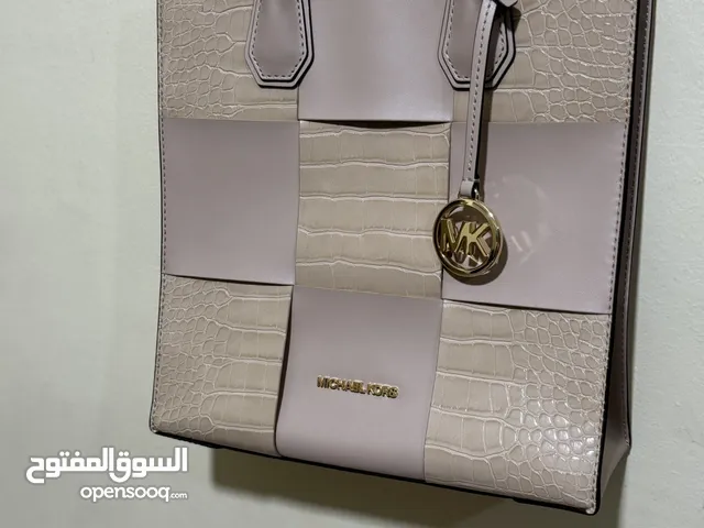 شنطة مايكل كورس من جلد فاخر وبسعر جميل جدا