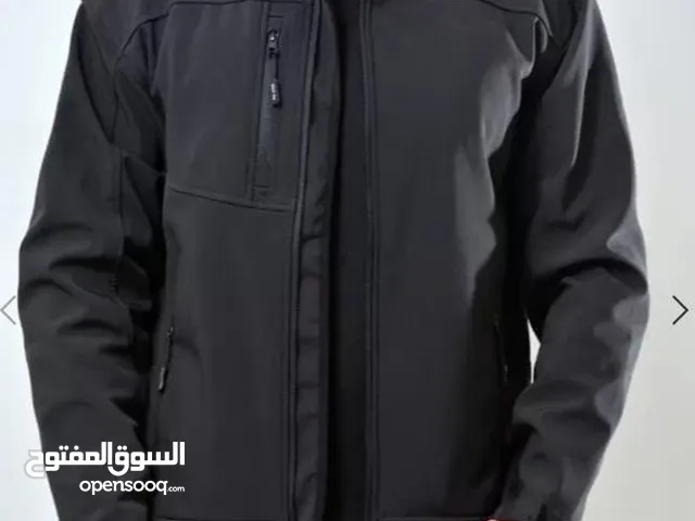 جاكيت سوفت شيل المميز waterproof باللون الأسود نسيج مرن عالي الكثافة.