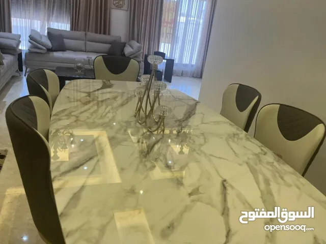 طقم للبيع جديد وطاولة سفرة وغرفة نوم - الكرسي
