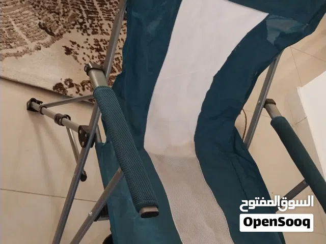 كرسي شاطئ مع طاولة صغيرة