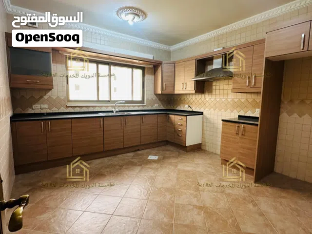 شقة مجددة - 3نوم - 215م - قرب الخدمات العامة - موقع مميز / دير غبار