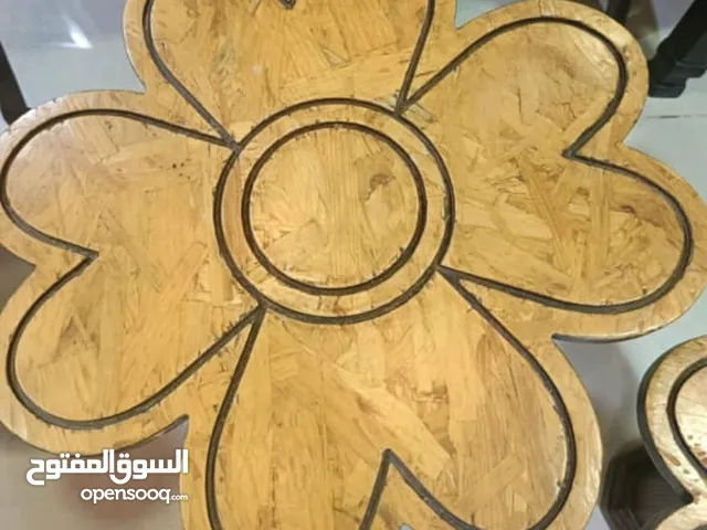 طاولة خشب متين