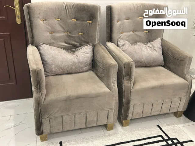الكنب هذا مفصلينه ب 450 نفس الجديد والحين نبيل 80 دينار