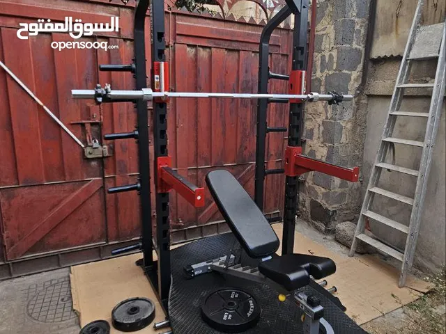 جهاز جيم متكامل مستخدم شبه جديد مع البار الأولمبي و اوزان 110 كيلو ومقعد متعدد الاستخدام وفرشة حماية