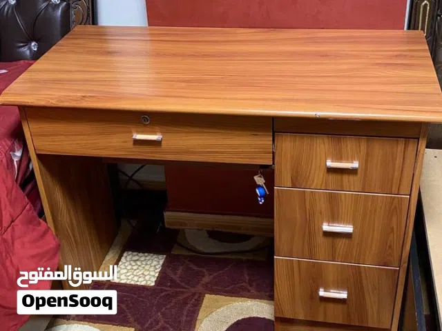مكتب عملي أنيق مجلّد بتصميم خشبي طبيعي مع 4 جوارير مزوّدة بمفاتيح – بحالة ممتازة وجاهز للاستخدام