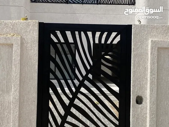 ورشة حدادة عامة لتصنيع وتركيب وصيانة كافة أنواع الحديد من ابواب ورواشن وحمايات ومظلات وابواب سحاب