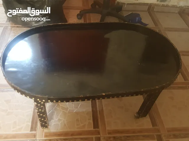 طاولة الألوان اسود نظيف