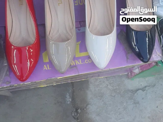 فلاتات نسائيه الوان جميله اسود وبيجي وخاكي وقياسات مختلفه من 37 إلى 41