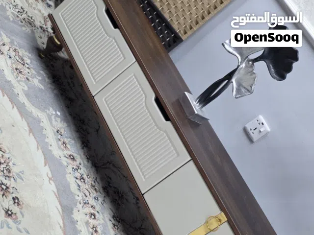 ميز مودرن أنيق بسعر مميز تصميم عصري يضيف لمسة فخامة وترتيب لبيتك مناسب للتلفزيون والديك