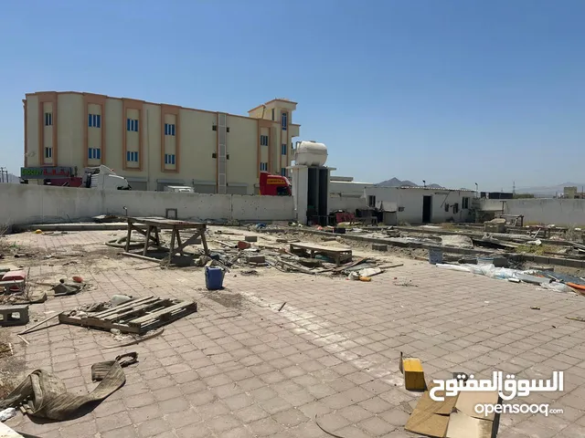 ارض صناعيه مسوره فيها كهرباء
