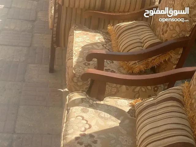 يوجد طقم كنب زان مستعمل للبيع نظيف