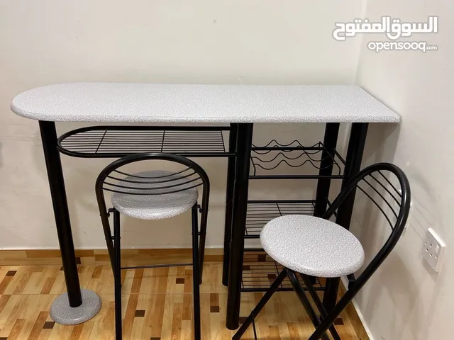 طاولة مع كرسيين
