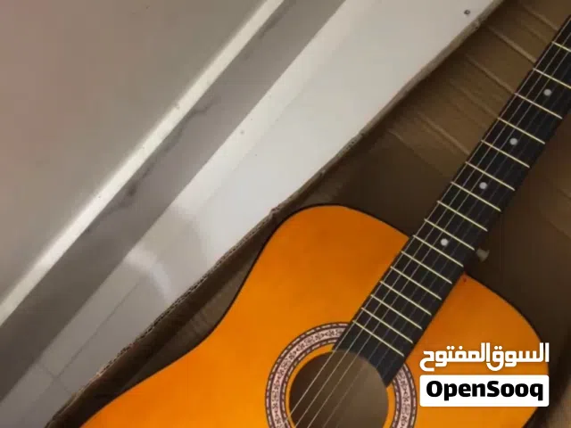 للبيع جيتار كلاسيك نضيف جدا