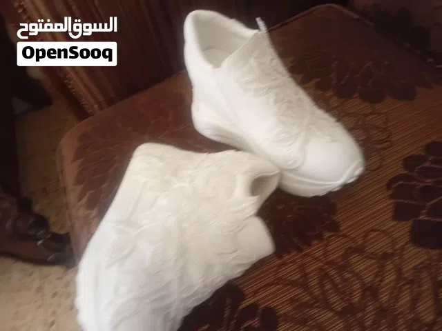 حذاء بدلة عروس لبسه واحده بحاله ممتازه