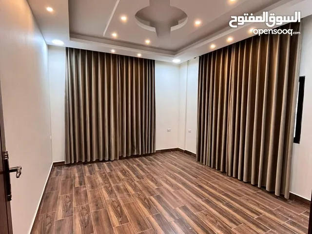 شقة فاخرة ضمن بيت مستقل للإيجار  الموقع : اربد / زبده / شرق الملعب في حي راقي . المساحة : 150