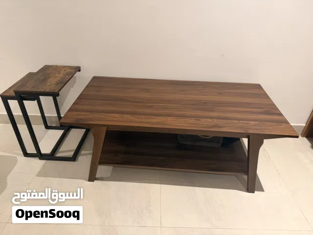 طاولة كوفي table من هوم سنتر مستعملة 8 شهور خشب. و طاولتين جانبية من هوم سنتر خشب و مراية صغيرة