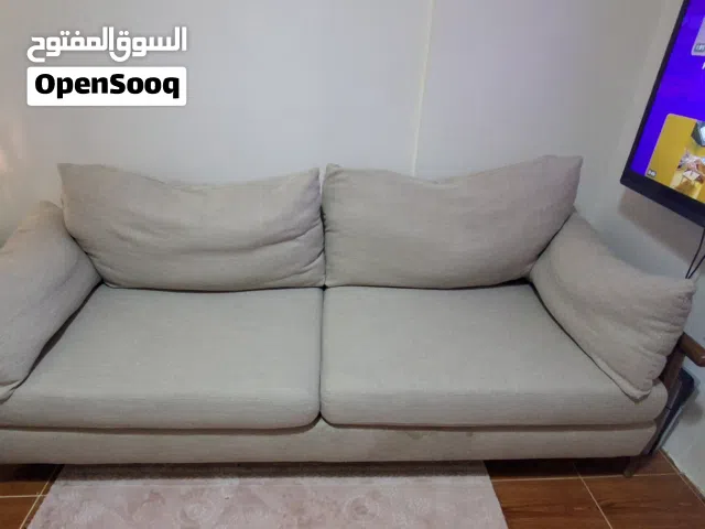 طقم عبارة عن كنبه كبيرة و كرسي من هوم سنتر حاله ممتازة نضيفه جدا و مريح مغسول و نضيفه جدا من الداخل