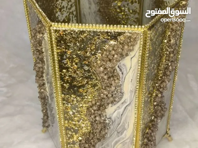 سطل سداسي وجا دستمال مستطيل مصنوع من الزجاج ومزين بالريزن والأحجار الكريمة.