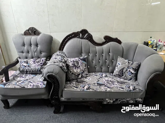 طقم كنب تفصيل خشب زان بحالة ممتازة