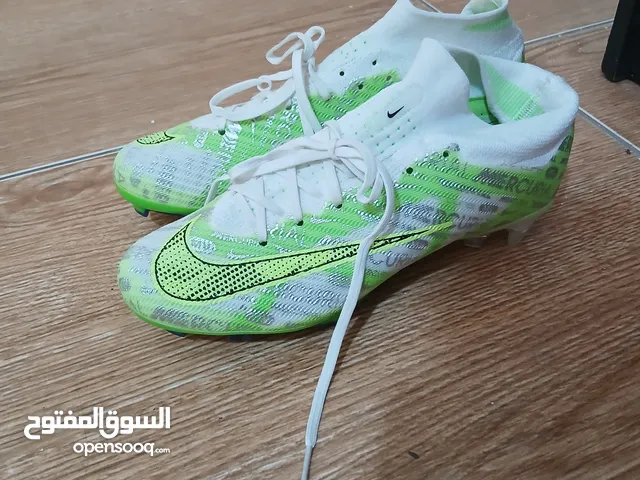 شوز كرة قدم نمرة 40 جديد