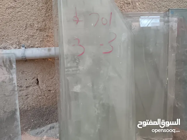 رفوف زجاج سيكوريت بأحجام مختلفه. يصلحن ل محلات مكياج او ملابس او اكسسوارات.