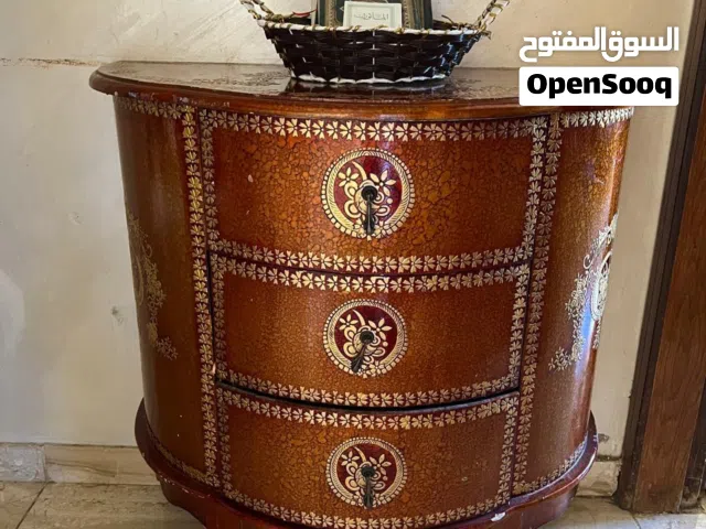بيرو ( خزانة ادراج ) متوسطة الحجم بحالة جيدة جدا وثقيلة