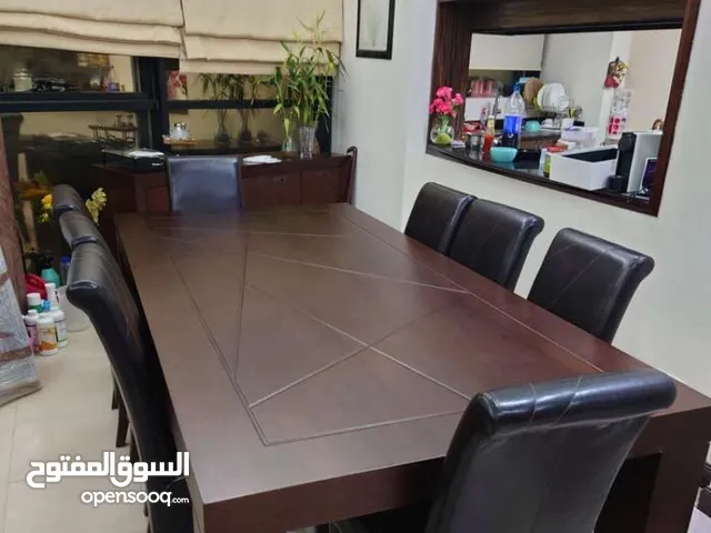 غرفة طعام تتكون من طاولة مع 8 كراسي مع ملحق خشب أصلي