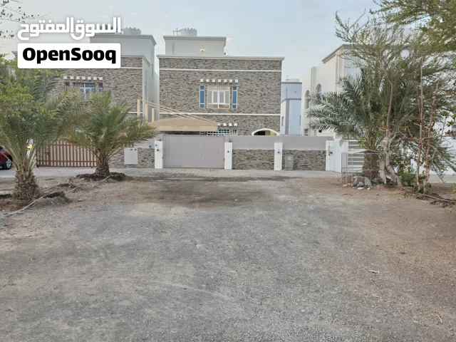 ***فلة مميزة بالمعبيلة الجنوبية بالقرب من السريع مكيفة ومؤثثة بمساحة مناسبة***