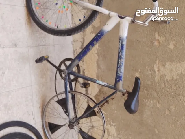 بسكليت امريكي جنط 24 بحاجه الا جنط خلفي فقط موجود معاه كوشوكه وبلف