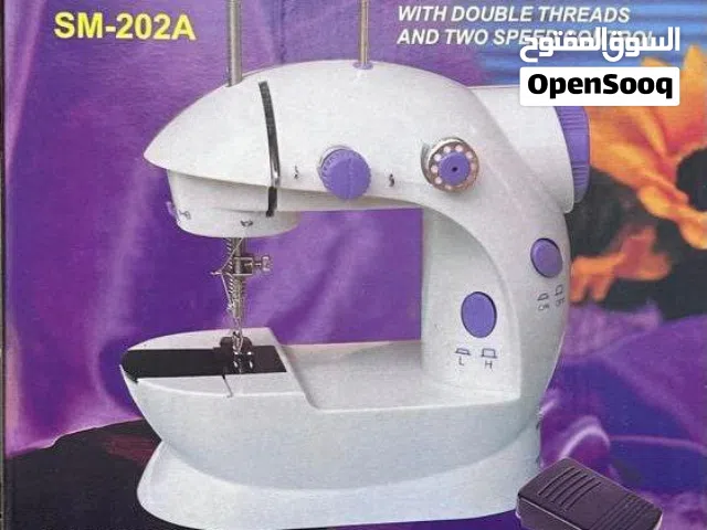 ماكينة خياطة صغيرة محمولة عبارة عن ماكينة خياطة صغيرة سهلة الاستخدام وخفيفة الوزن . مع خدمة توصيل