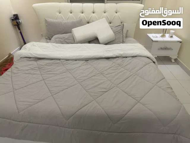 سرير ابيض كبير